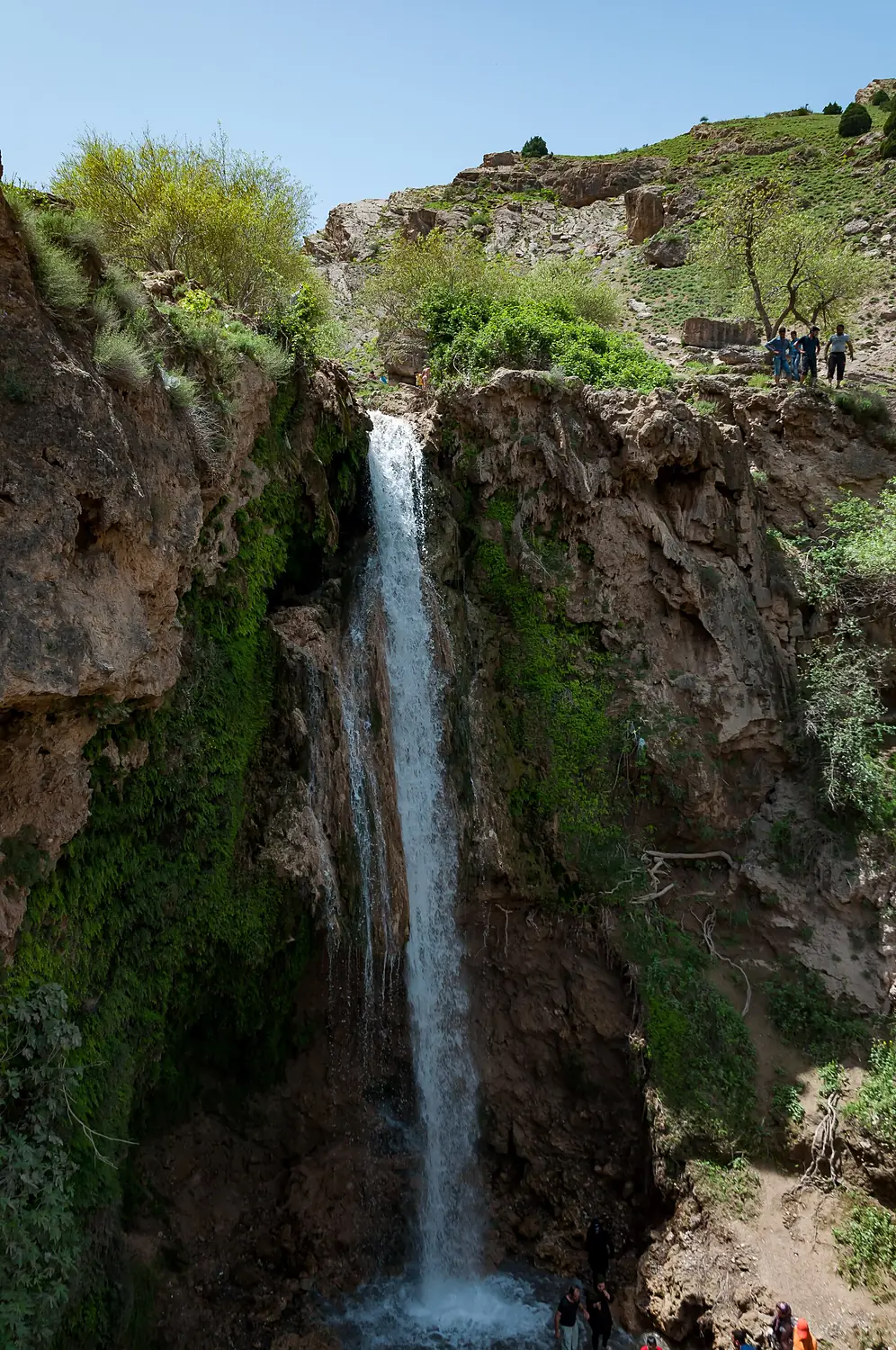 آبشار آب گرم کلات در یک روز تابستانی