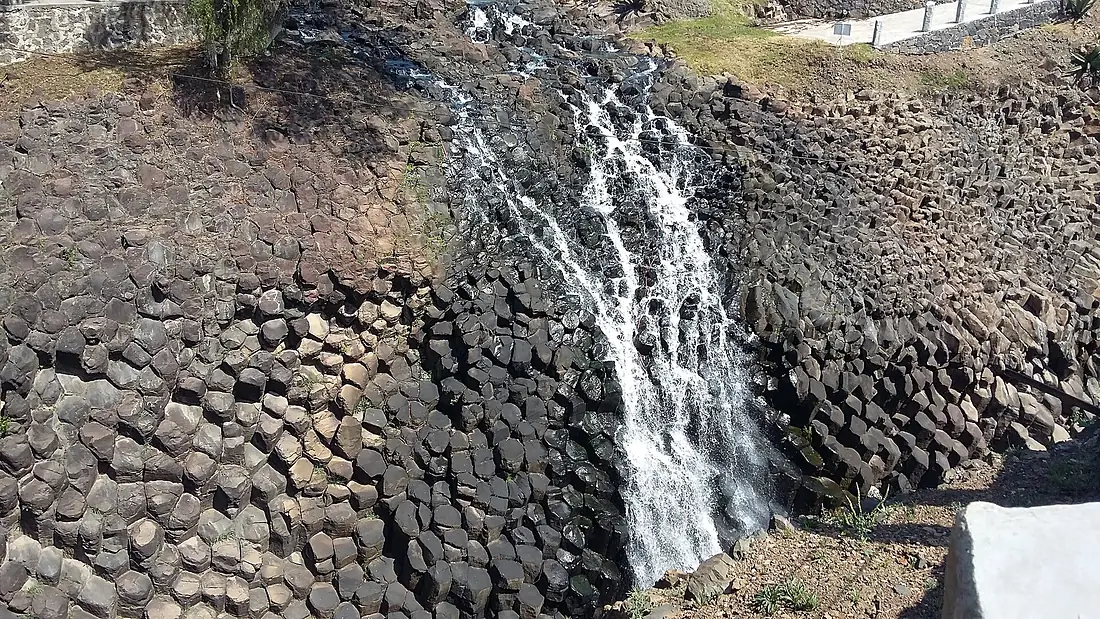 Cascada sobre los prismas basalticos