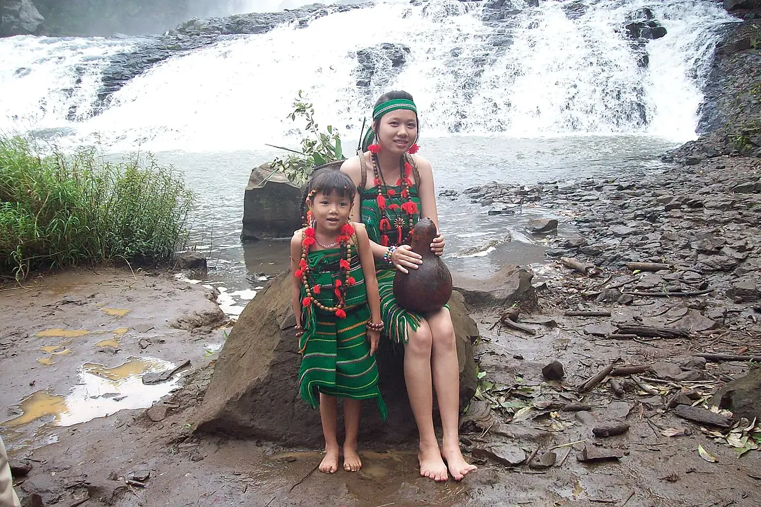 Mujer y joven con trajes tradicionales de la etnía Phnom