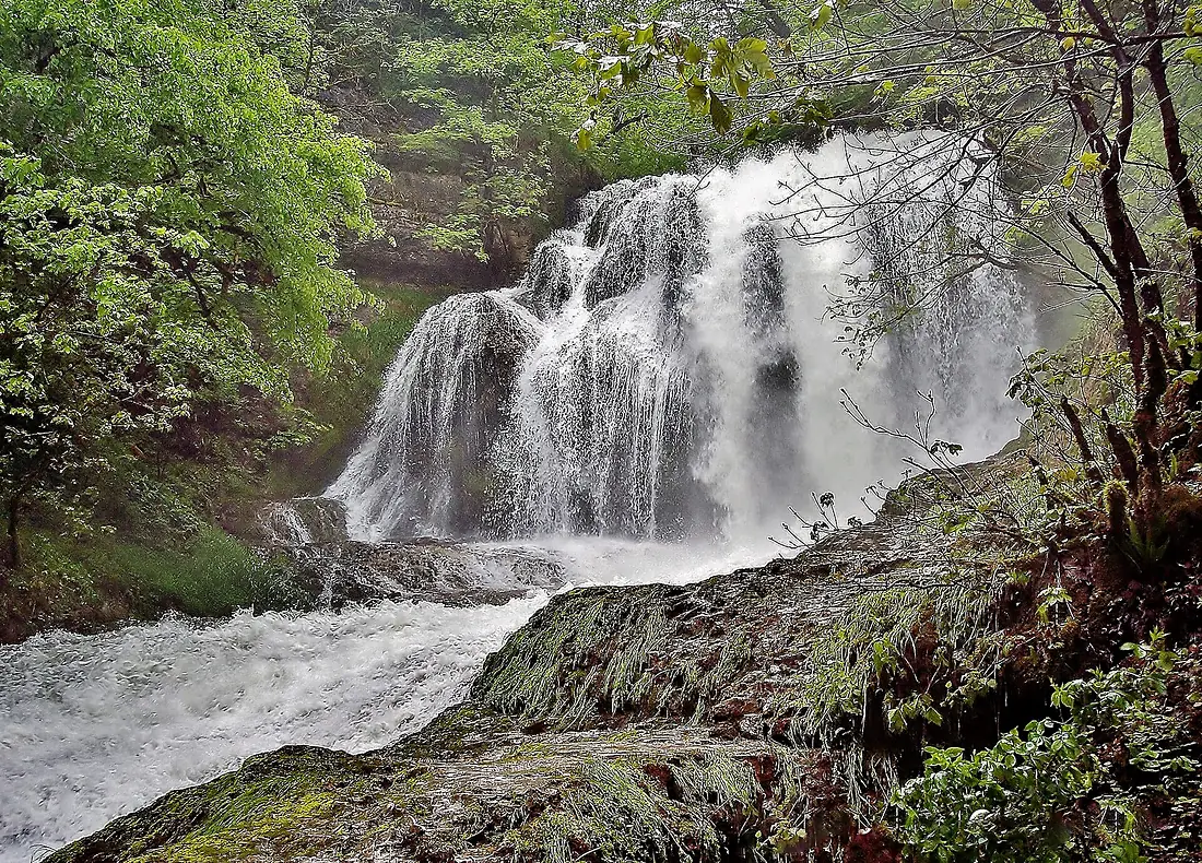 Cascade de l'Audeux au printemps