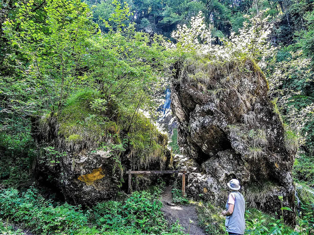 Blocs de tuf, cascade du moulin