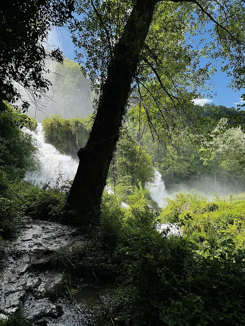 Accanto al primo salto della cascata delle marmore