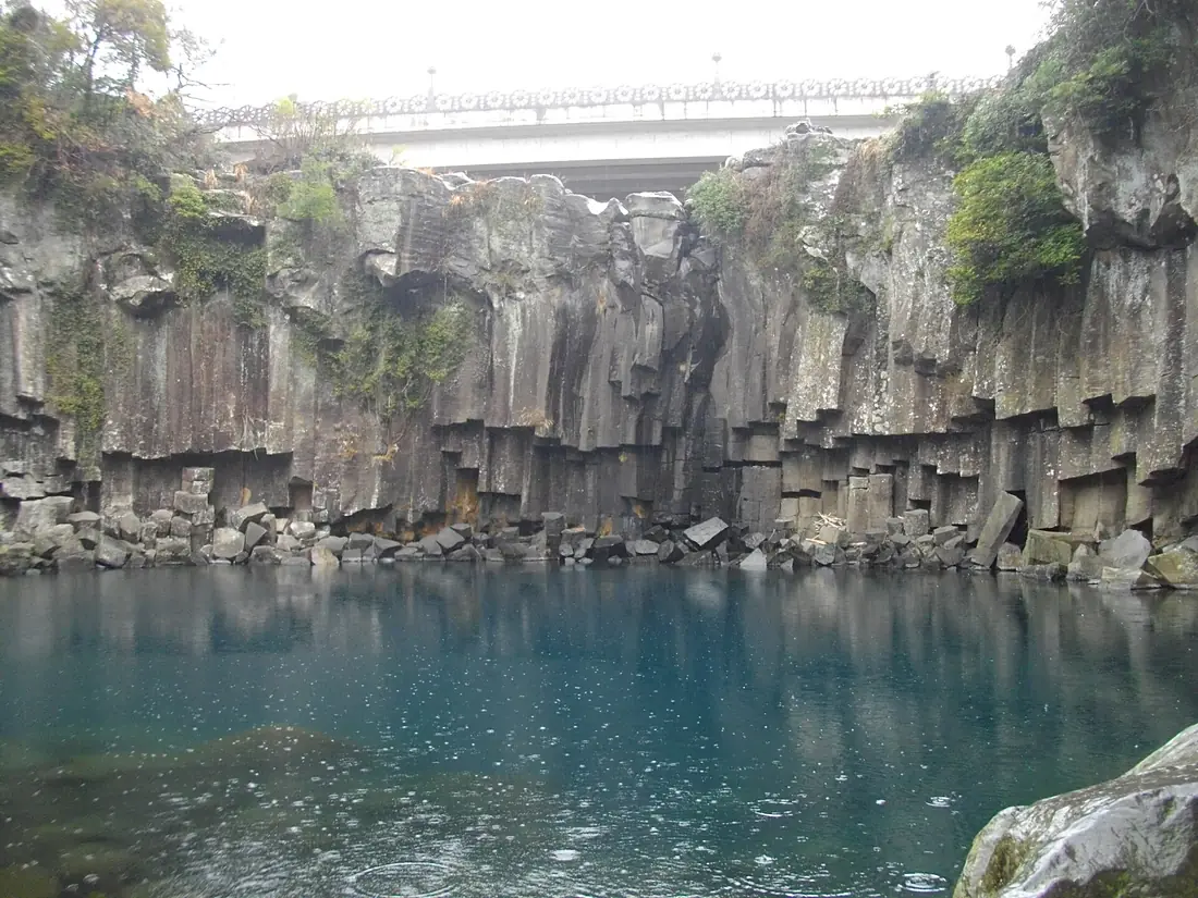 Cheonjeyeon Waterfall 01