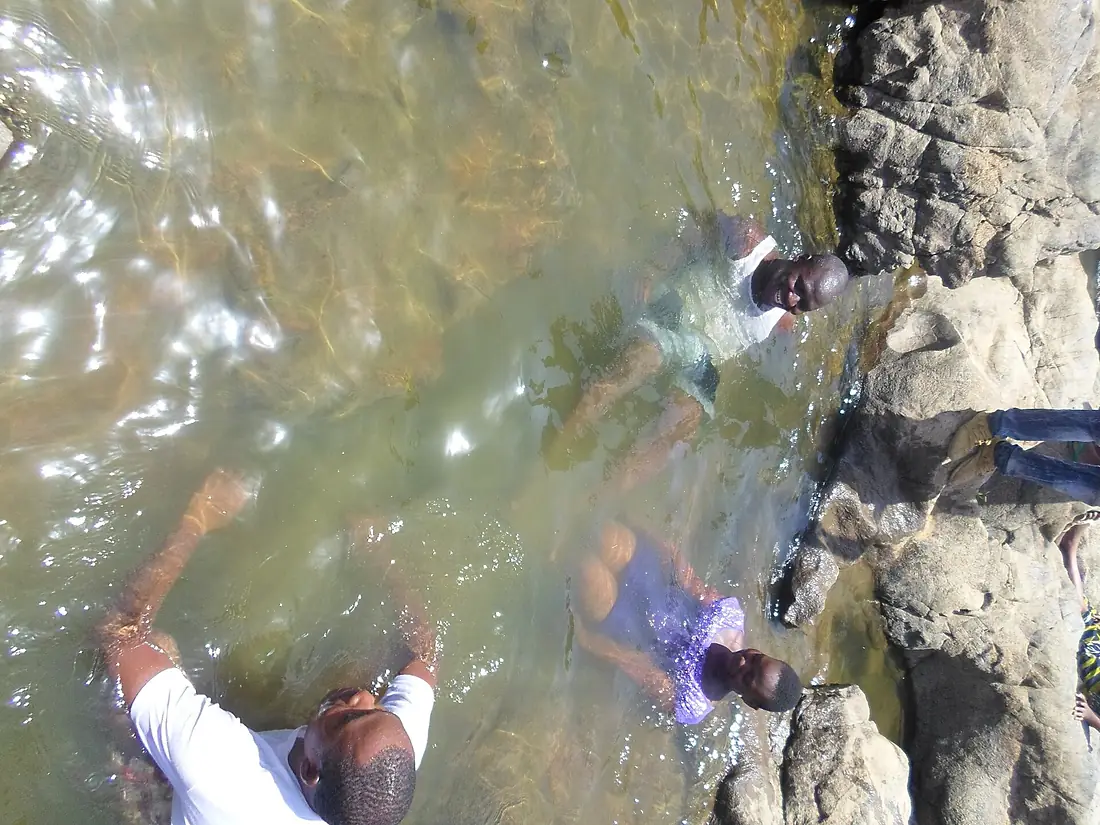 Baignade dans le cours d'eau aux chutes de Koudou