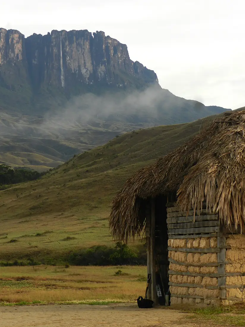 Casa de nativos com salto kukenan ao fundo