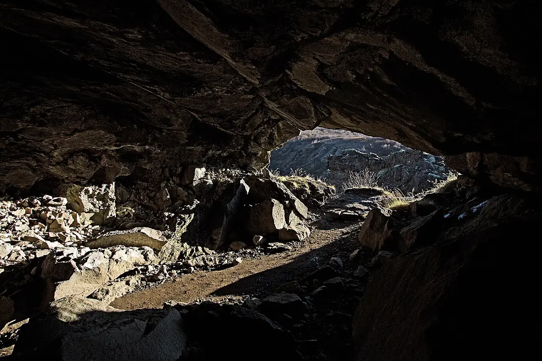 Iceland, Cave, Glymur Waterfalls (15675181205)