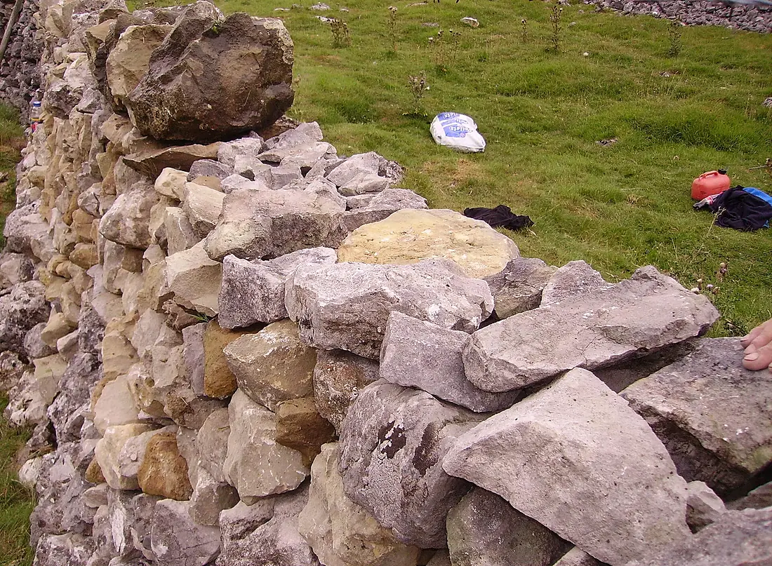 Dry stone wall Gordale 01