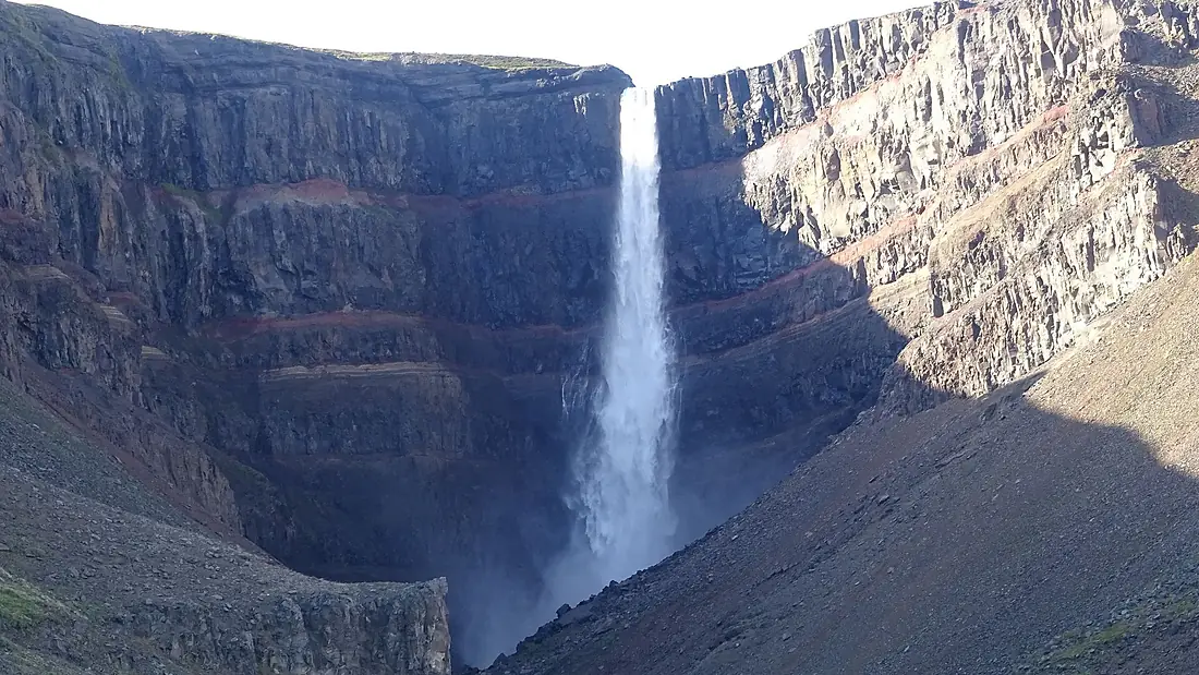 118m falling Hengifoss (14602919637)