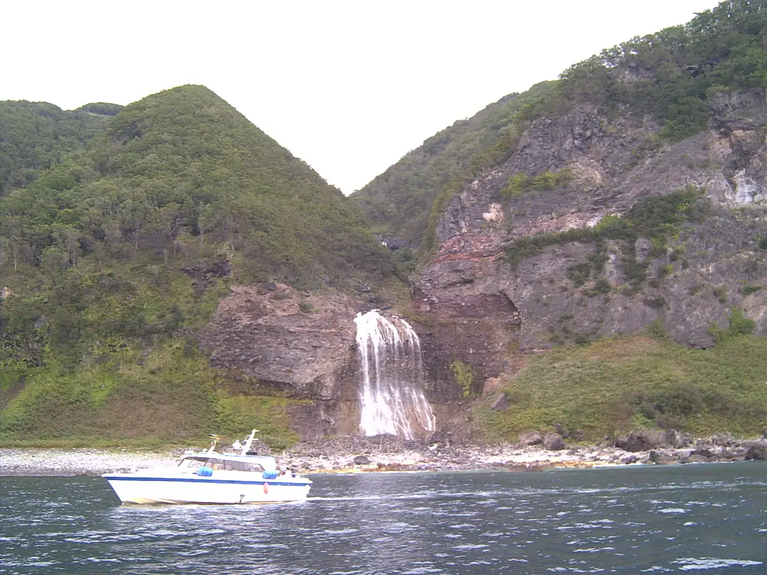Spa Waterfall "Kamuiwakka" at Seaside／ カムイワッカ湯の滝と海 - panoramio