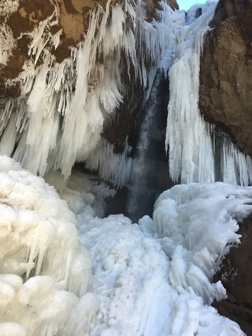 زمستان و آبشار گر
