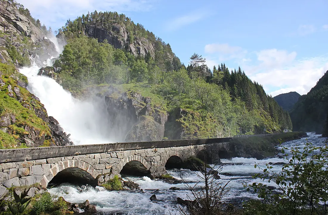 Brücke und Zwillingswasserfall Låtefossen Låtefoss in Norwegen IMG 2274WI