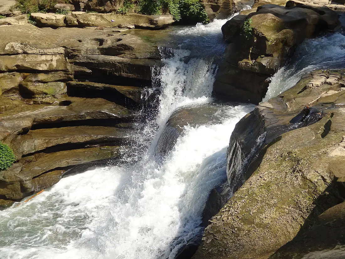 Nafa-Khum water falls view