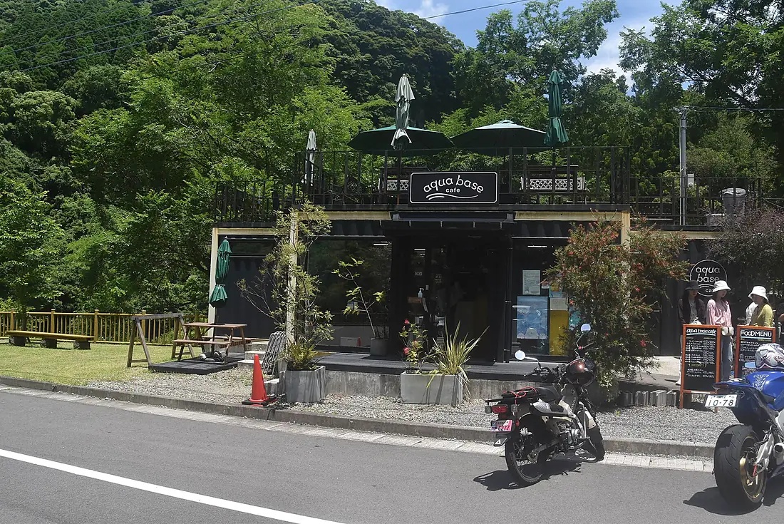 Hiking trail to Ogawa Falls - Parking lot with cafe