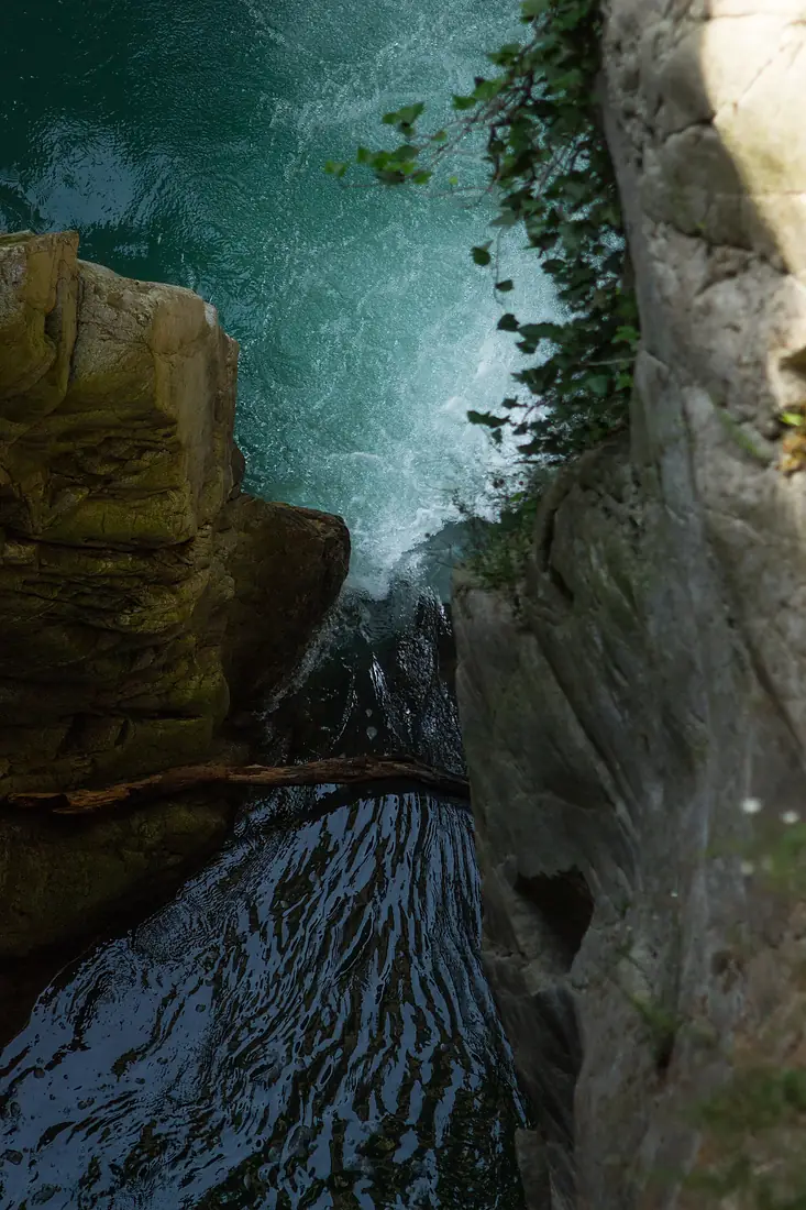 Cascata e roccia, Orrido di Bellano