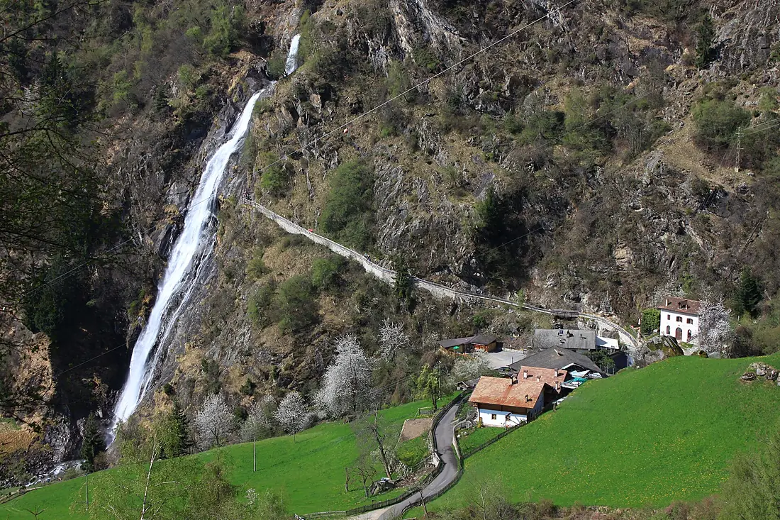 Cascata di Parcines und Gasthaus Wasserfall