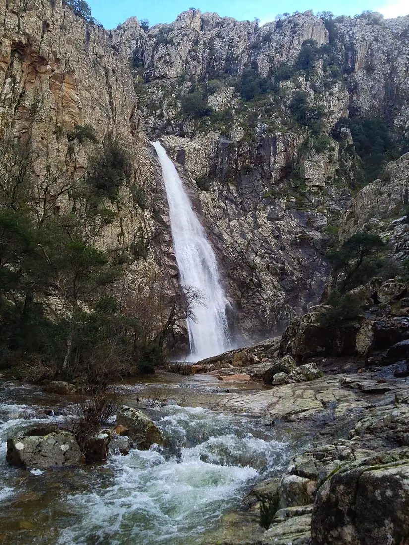 Il corso d'acqua generato dalla cascata Piscina Irgas
