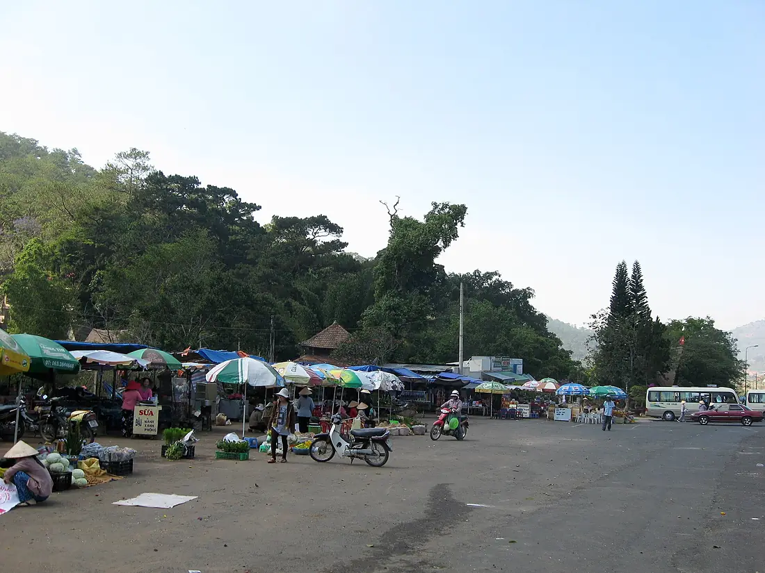 Prenn waterfall market