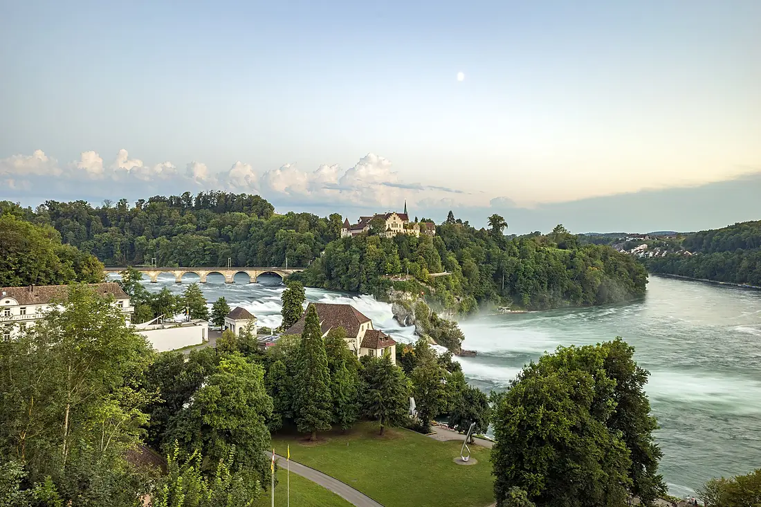 Blick vom Bahnsteig Neuhausen Rheinfall über den Rheinfall am Abend 2
