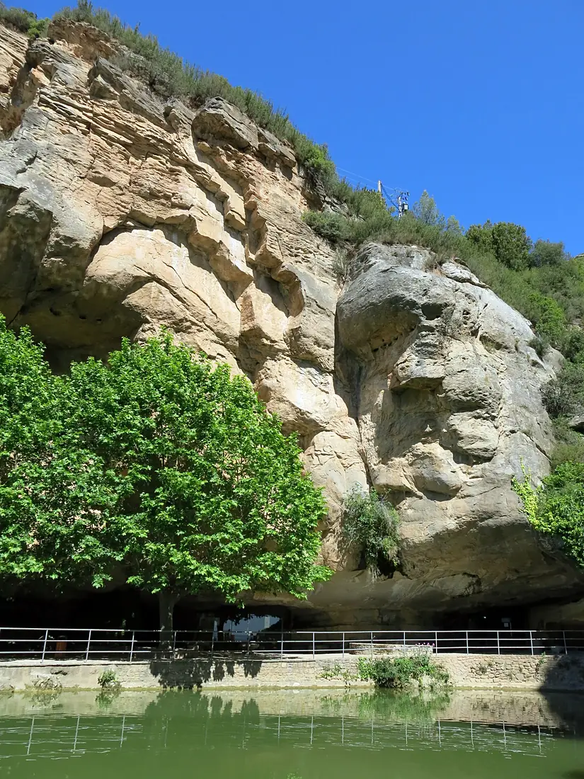 096 Sant Miquel del Fai, estany sota la cinglera i el salt d'aigua del Rossinyol