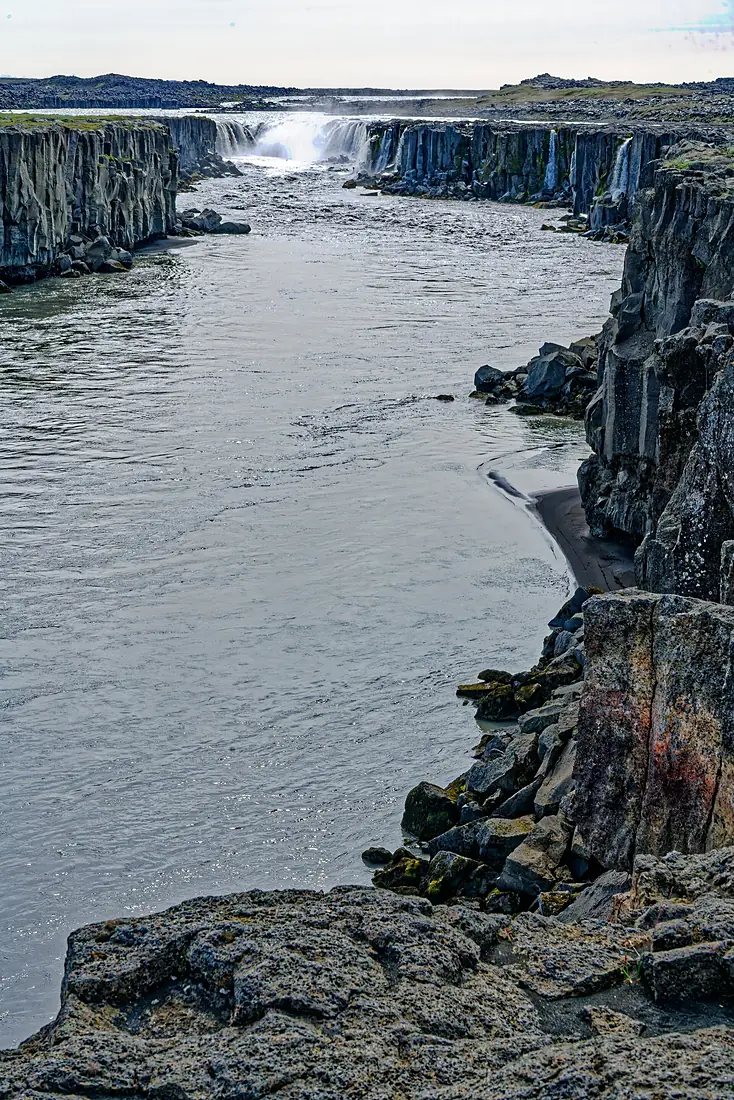 11 Meter hoch und 70 Meter breit ist der Selfoss. 01