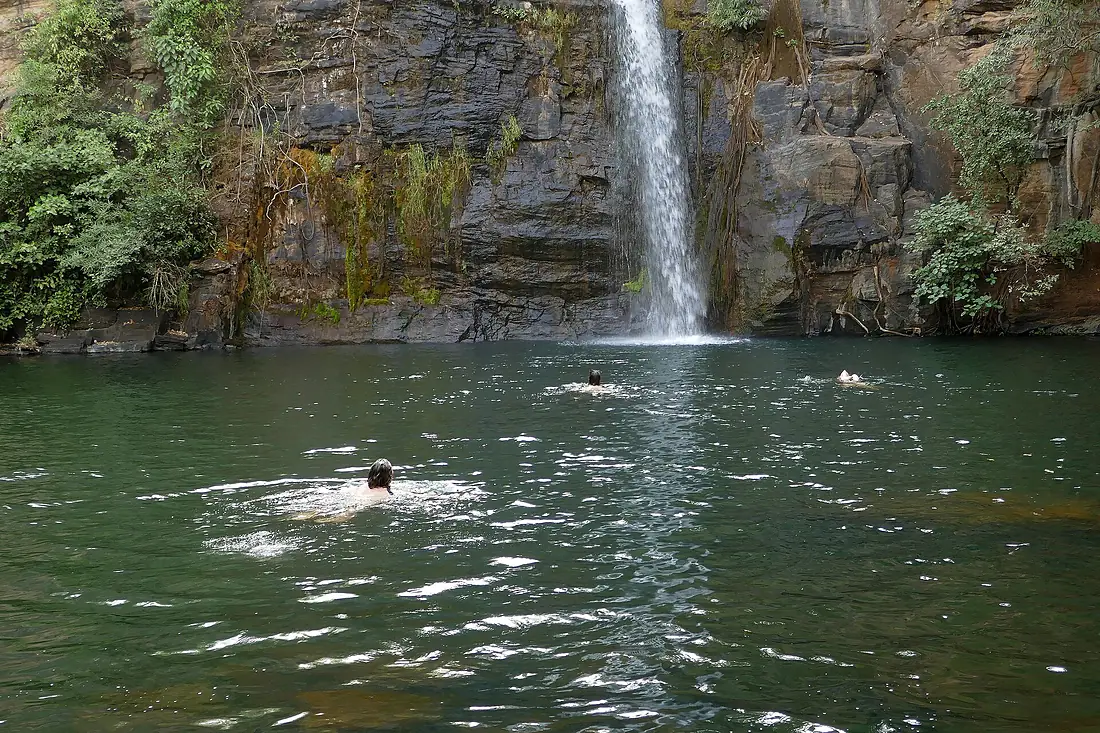 Baignade aux chutes de Tanougou