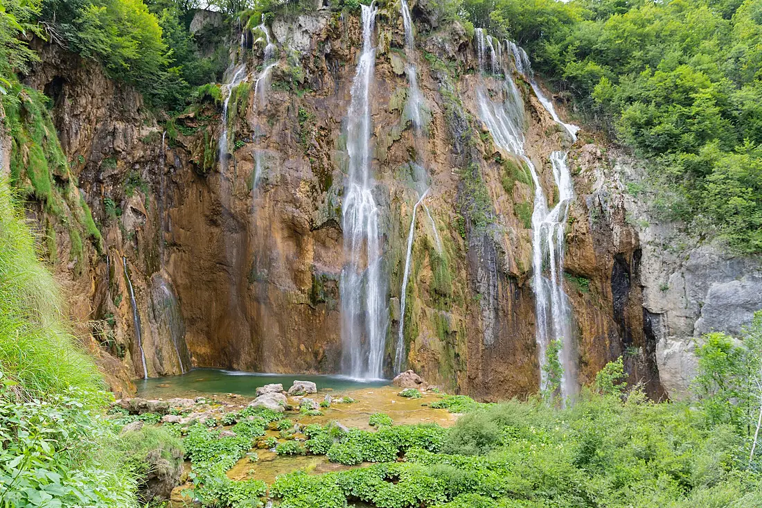A close-up view of Veliki Slap Waterfall in Plitvice Lakes National Park, Croatia (48670489432)