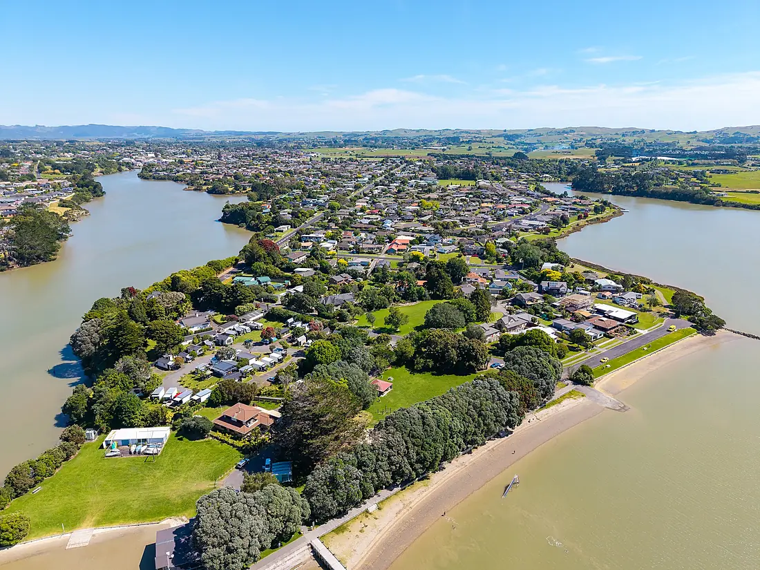Peninsula in Waiuku between Waiuku River and Rangiwhea Creek (aerial photo)