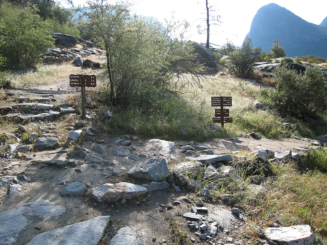 Trail Junction, Beehive and Lake Vernon uphill to the left, Wapama Falls and Rancheria Falls to the right. - panoramio