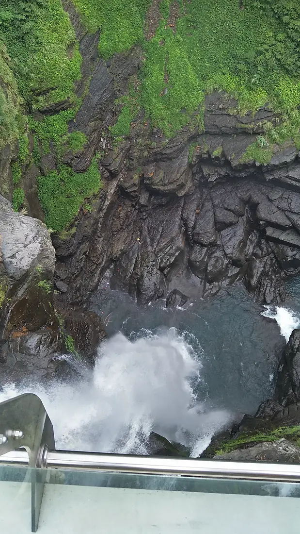小烏來瀑布頂端 On the top of Xiao Wulai Waterfall